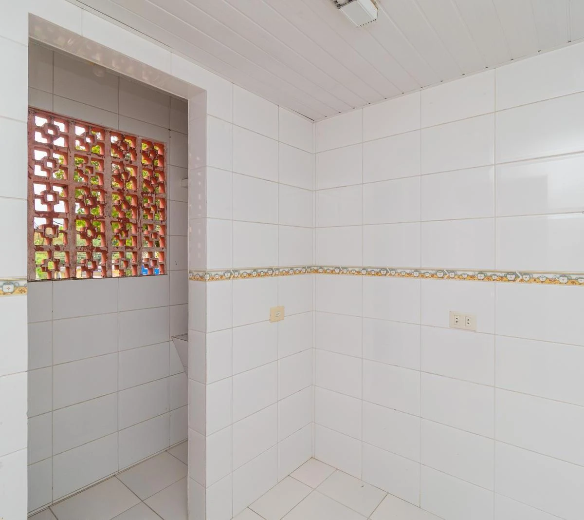 2-bedroom apartment with wood or laminate floors in Curitiba — photo 5