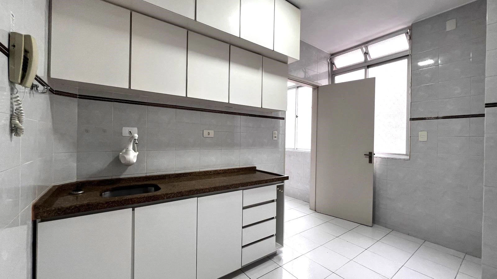 3-bedroom apartment with wood or laminate floors in Curitiba — photo 5