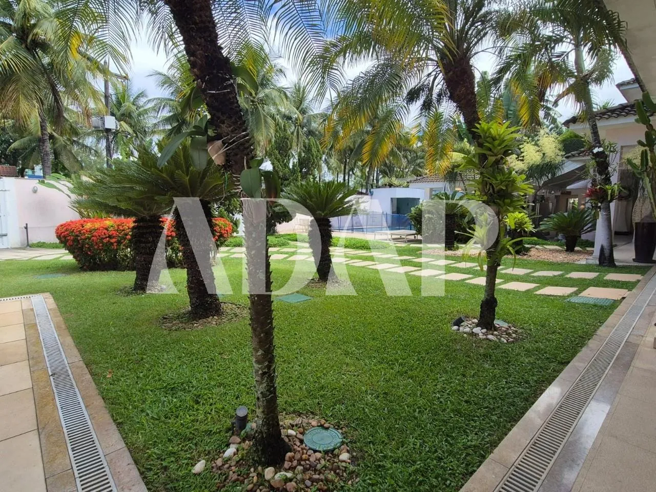 1253 m² house with 7 bedrooms and a private garden — photo 28