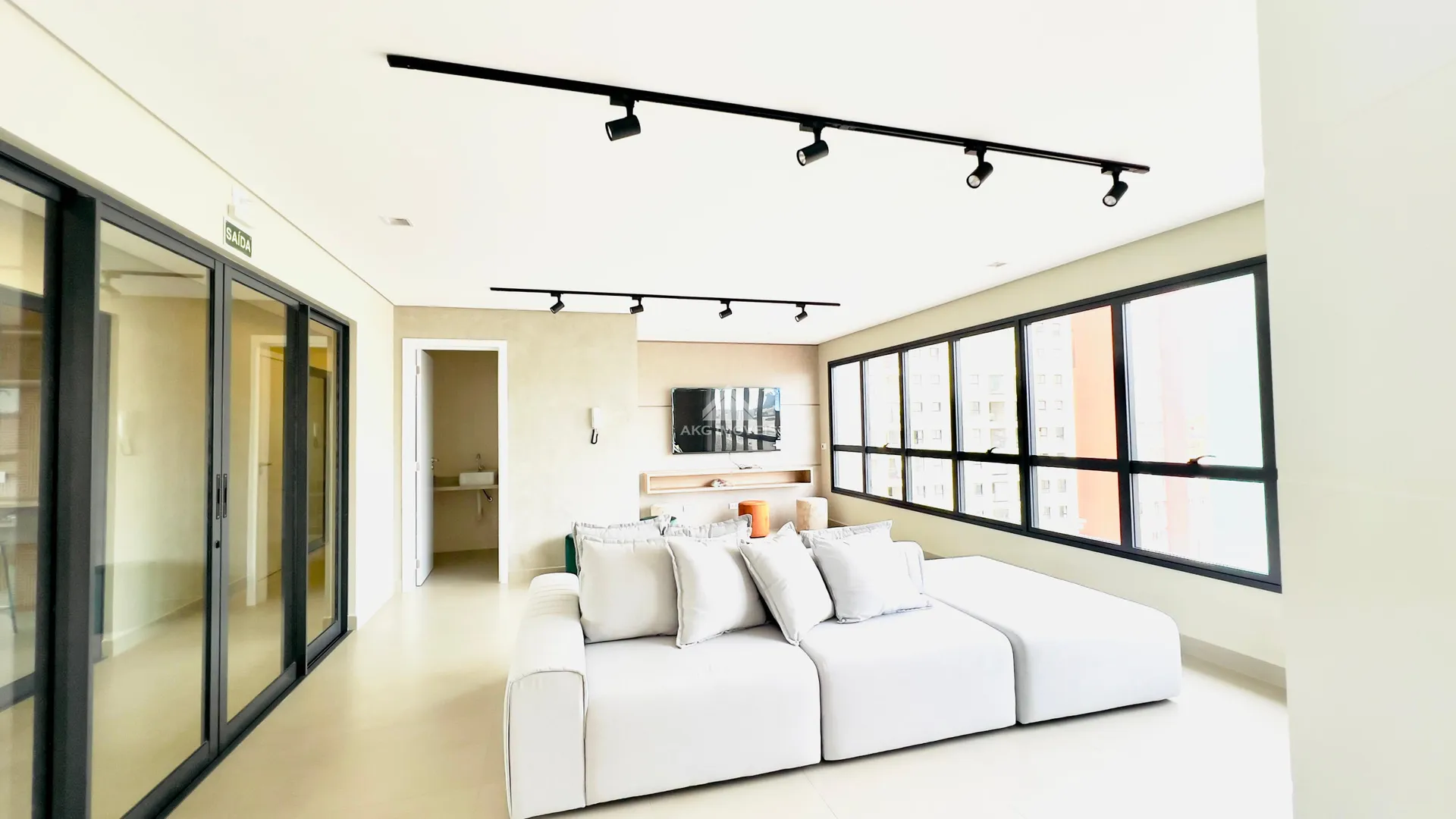 Apartamento de 1 quarto com cozinha fechada e fogão elétrico — photo 25