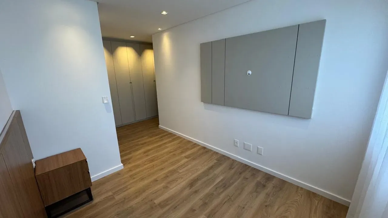 Walk-in closet in a 3-bedroom apartment, 136 m² — photo 3