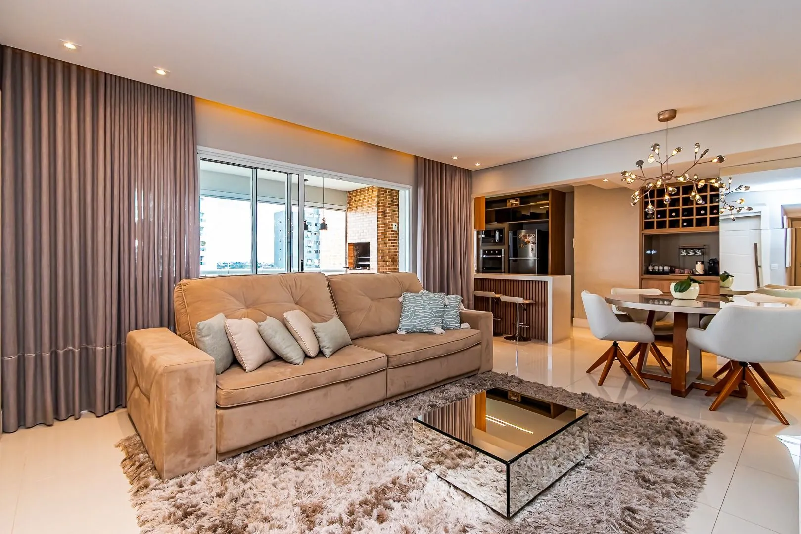 Glass-enclosed balcony in a 3-bedroom apartment, 110 m²