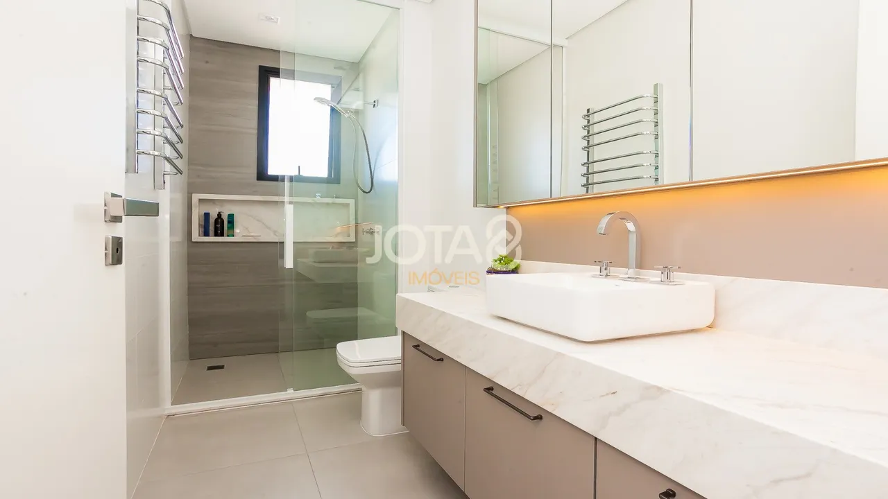 Furnished 220 m² apartment with 3 en-suite bedrooms — photo 19