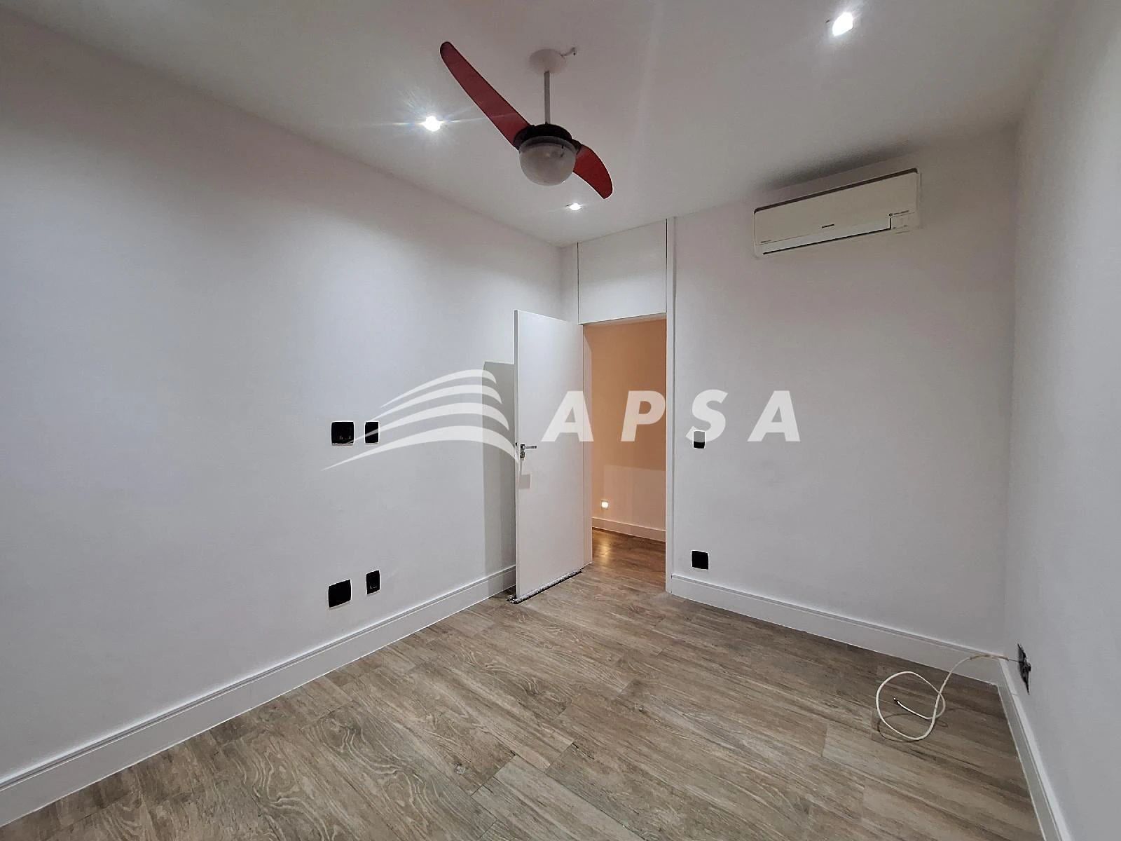 210 m² apartment with an open-plan gas kitchen — photo 9