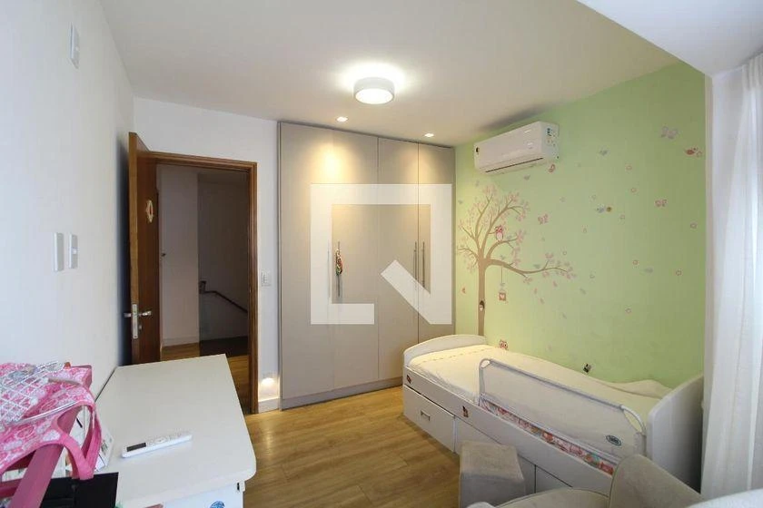 Furnished 4-bedroom apartment with 245 m² and glass balcony — photo 27
