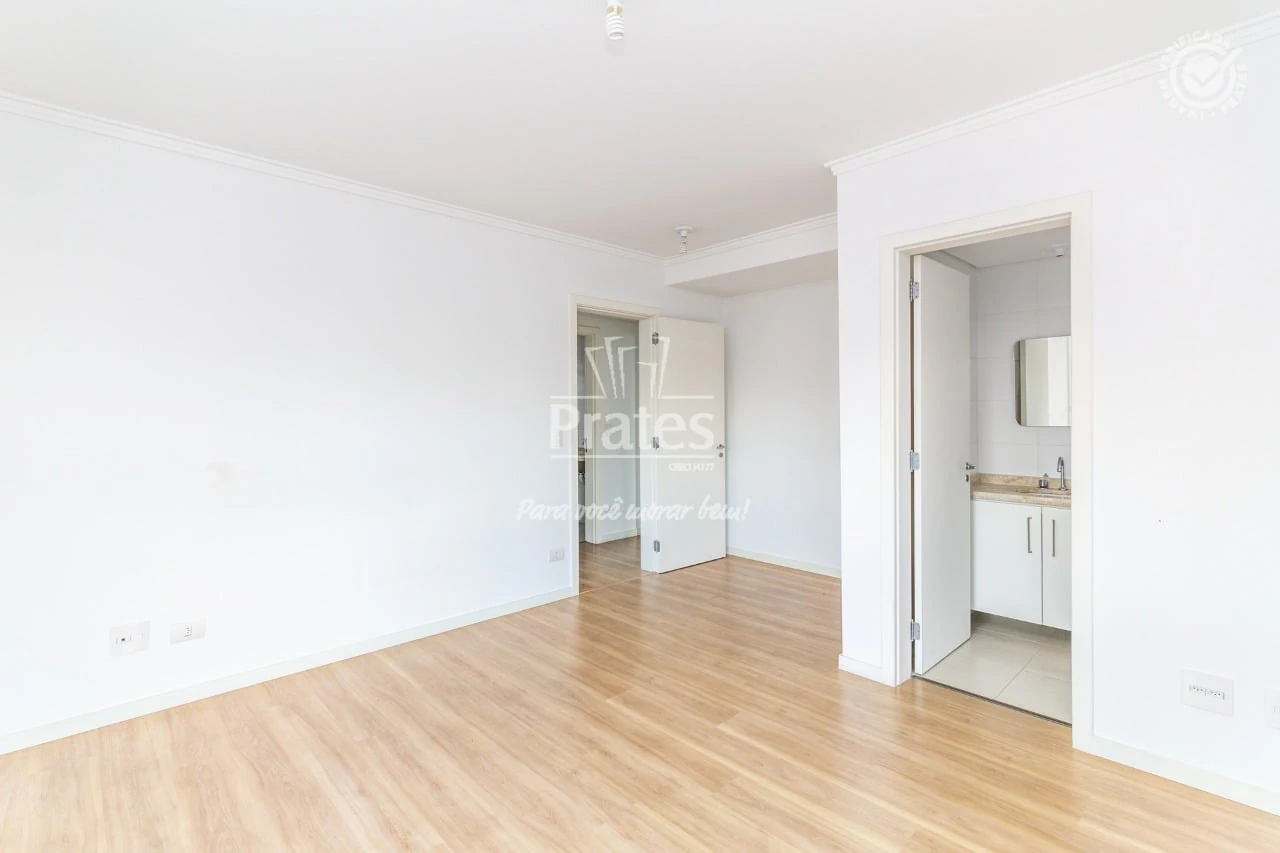 Balcony with a grill in a 2-bedroom apartment, 99 m² — photo 7