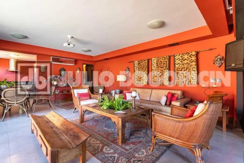 Balcony with a grill in a 5-bedroom house, 392 m² — photo 15