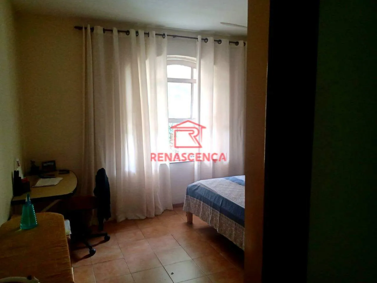 4-bedroom house with 1 en-suite and 300 m² plus pool — photo 4