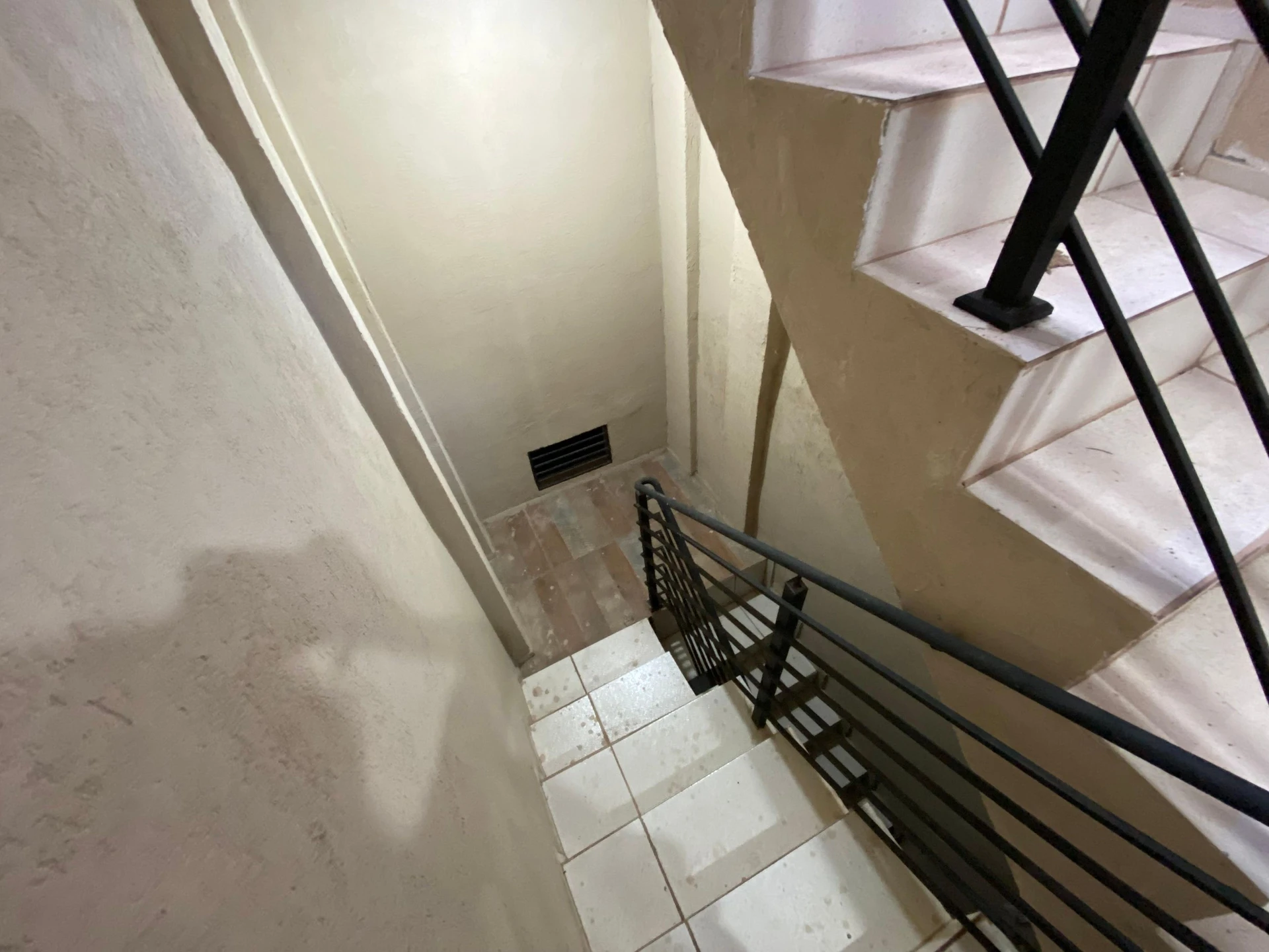 1-bedroom apartment with no parking, city-facing windows — photo 2