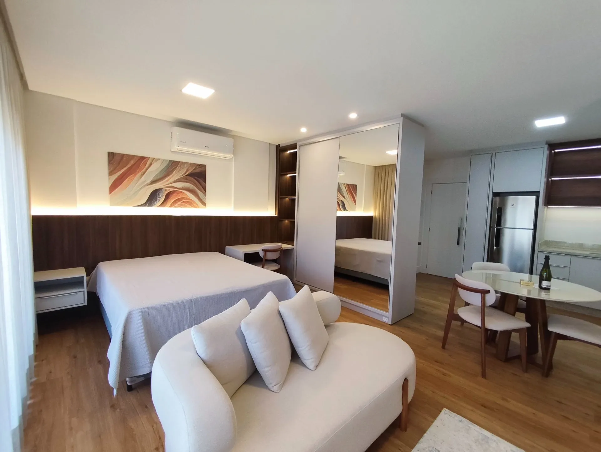 One-bedroom apartment in a building with a heated pool — photo 25