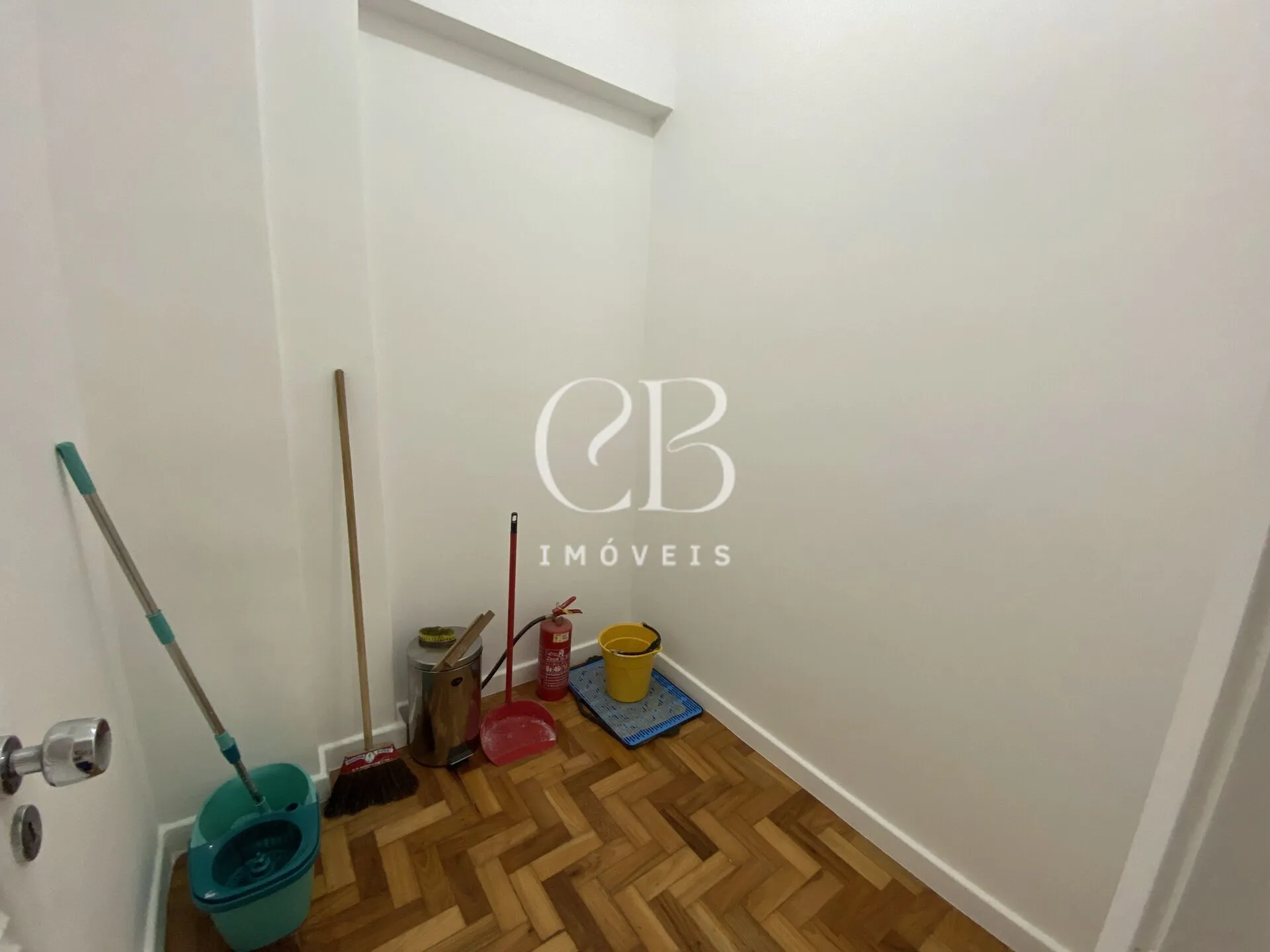 Apartment with 4 bedrooms and a glass-enclosed balcony — photo 62
