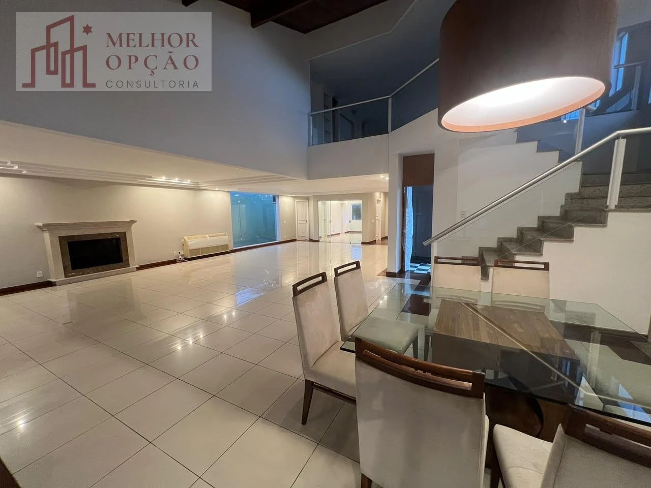 Balcony with a grill in a 5-bedroom house, 650 m²