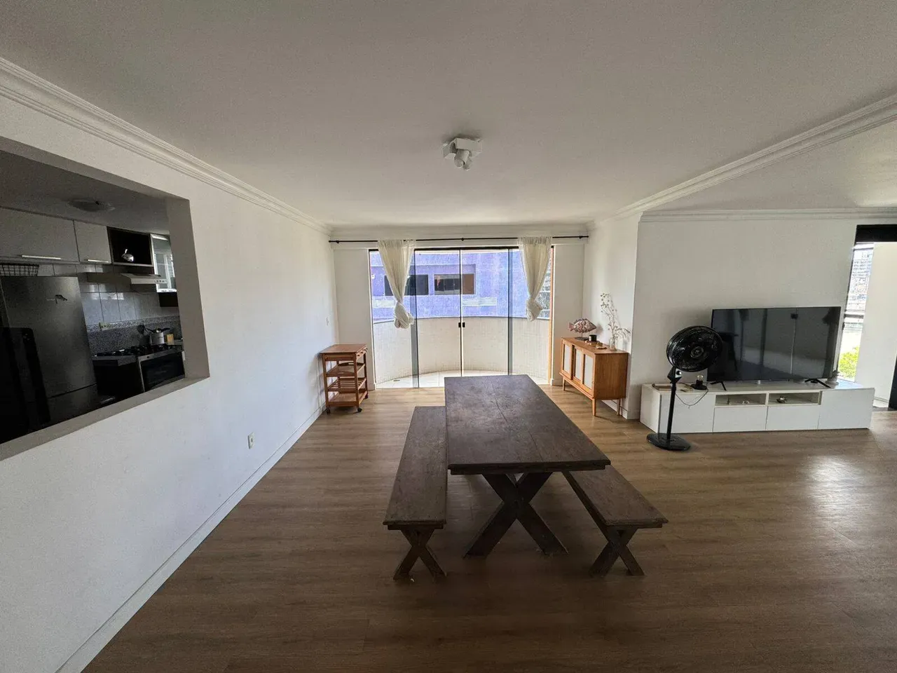 4-bedroom apartment in a building with a pool — photo 7