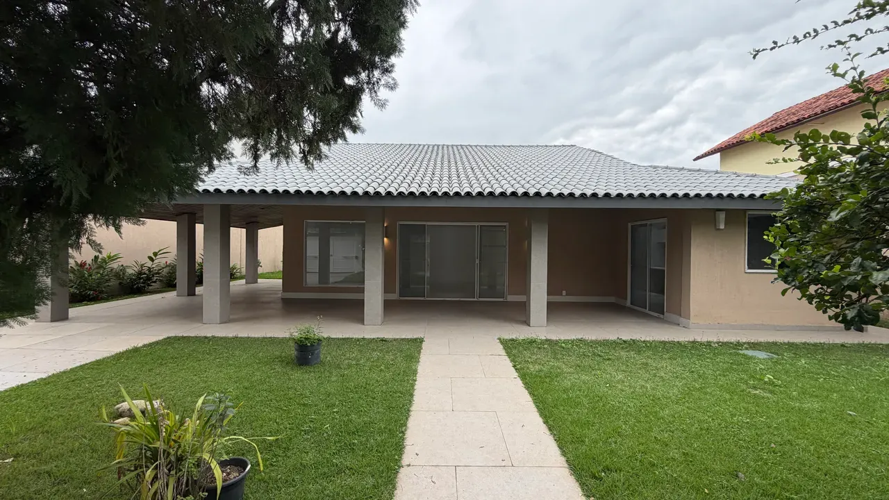 Single-story house with a private garden and 4 bedrooms — photo 12
