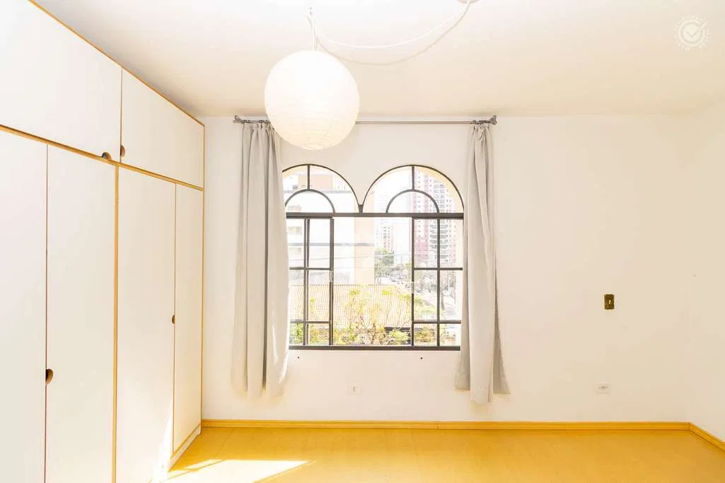 Wood or laminate floors in a 3-bedroom apartment, 107 m² — photo 6