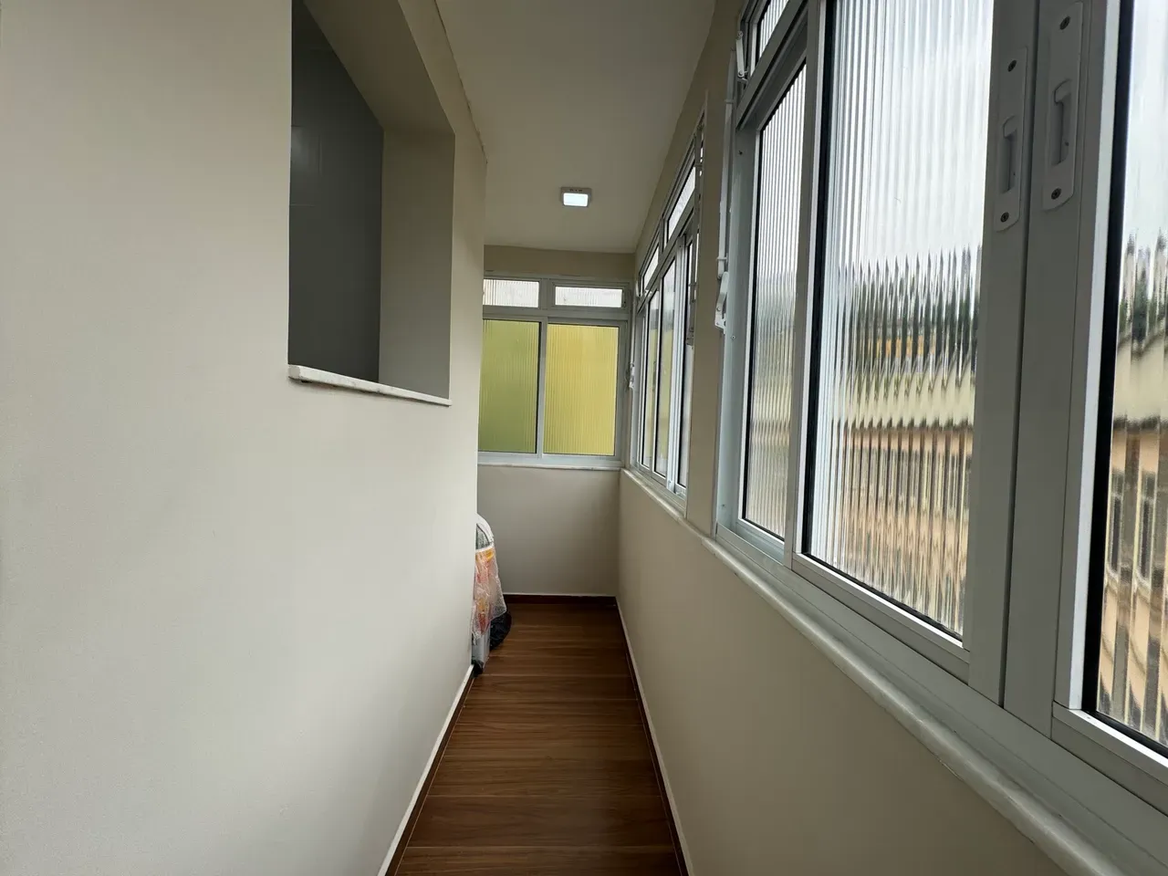 Glass-enclosed balcony in a one-bedroom apartment, 39 m² — photo 16
