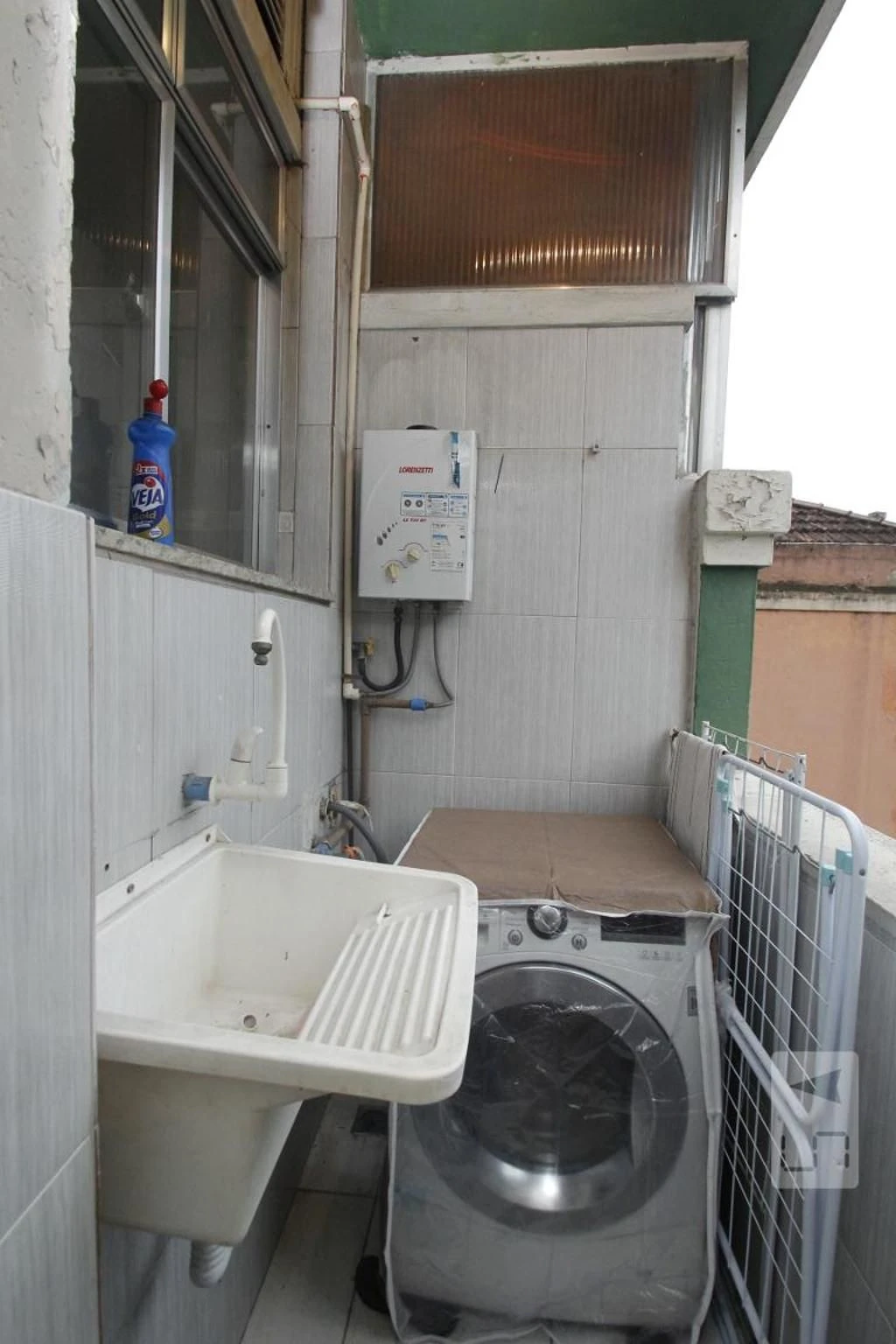 Furnished studio with 1 bedroom and glass shower enclosure — photo 10