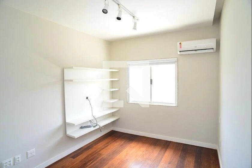 3-bedroom apartment with a walk-in closet — photo 25