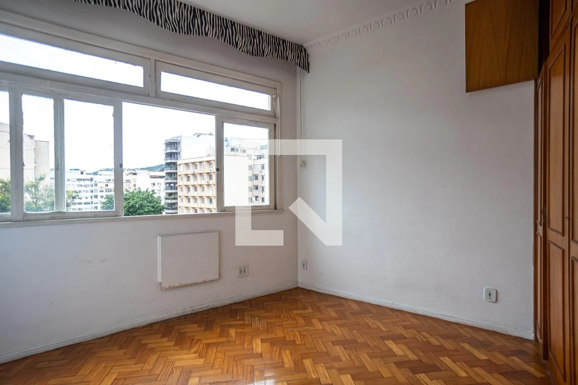 Wood or laminate floors in a 3-bedroom apartment, 85 m² — photo 15