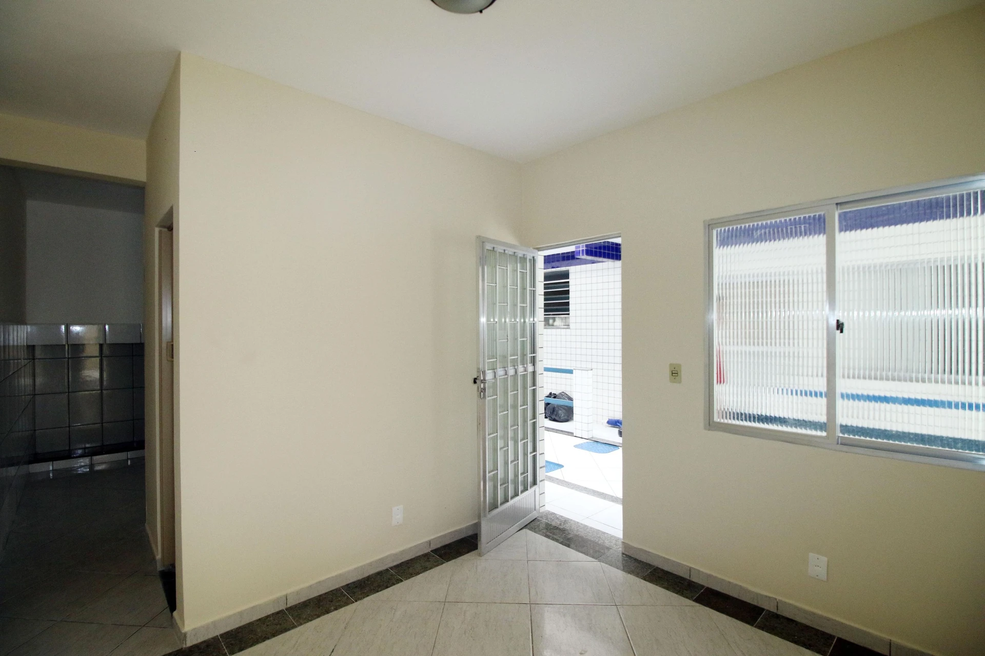 1-bedroom apartment with a balcony and laundry area — photo 14