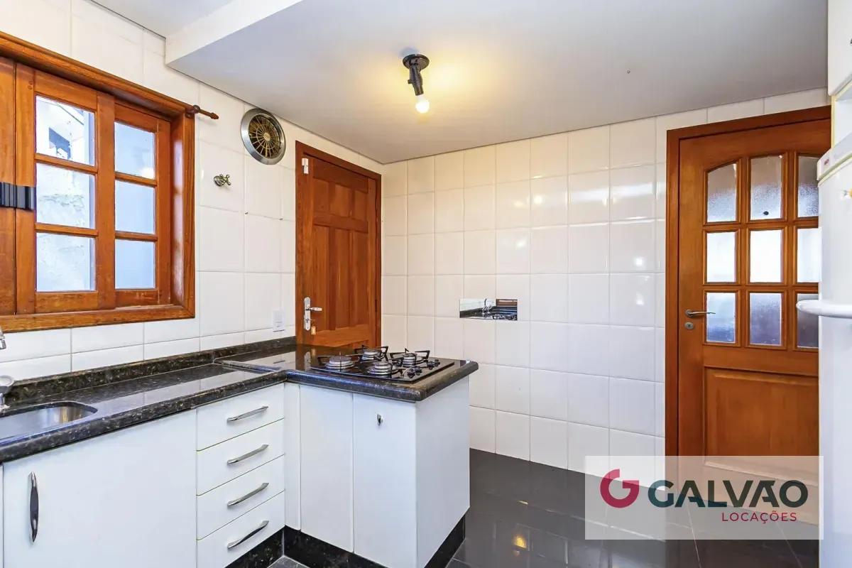 Casa sin amueblar con 3 dormitorios, cocina cerrada y balcón — photo 12