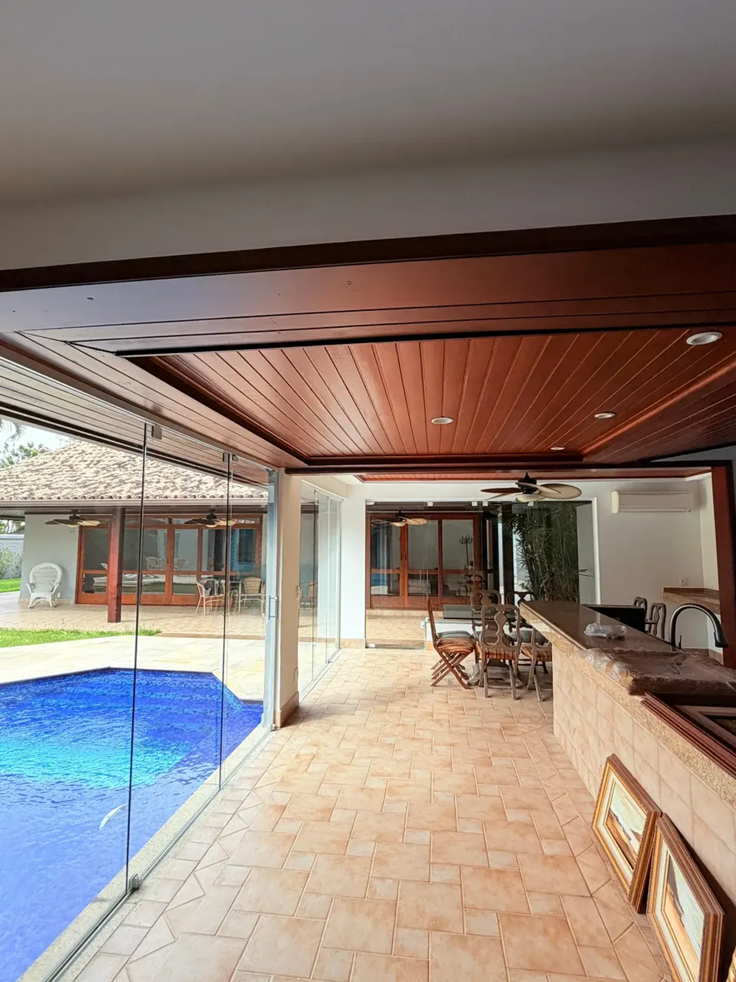 Casa com 5 quartos e 5 banheiros e varanda envidraçada — photo 9