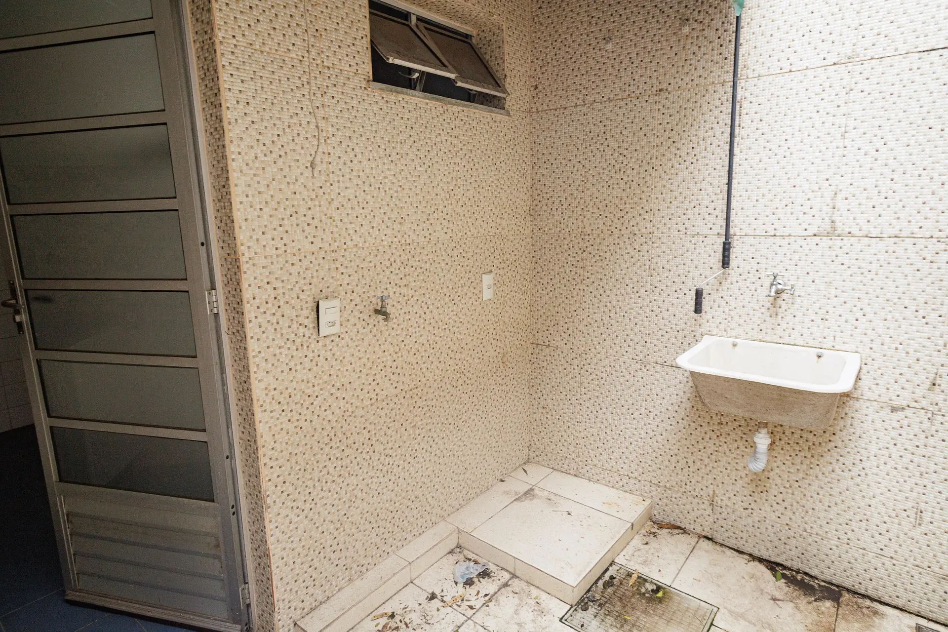 Unfurnished house with 2 bedrooms and a backyard