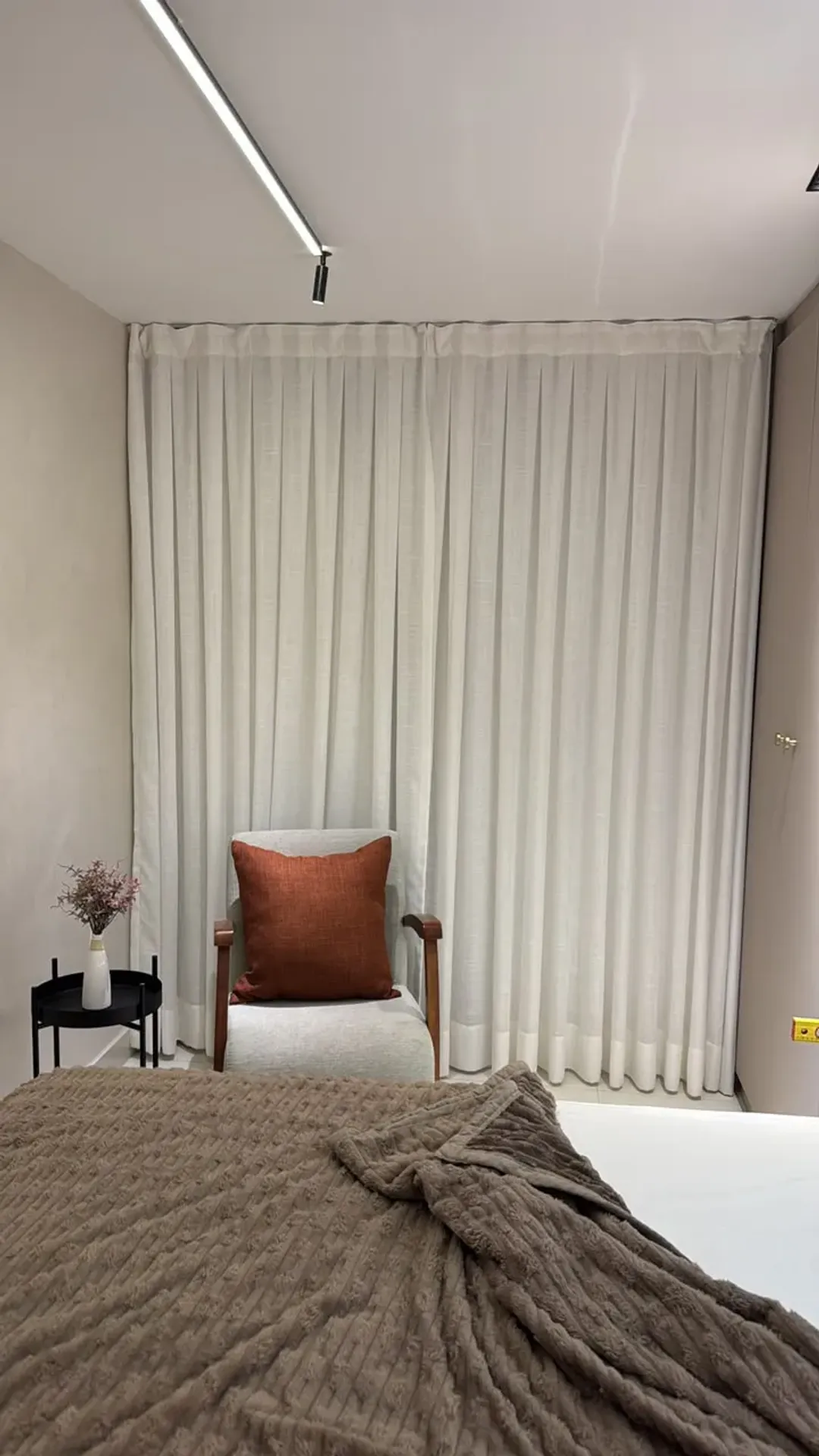 2-bedroom apartment in a building with a gym — photo 6