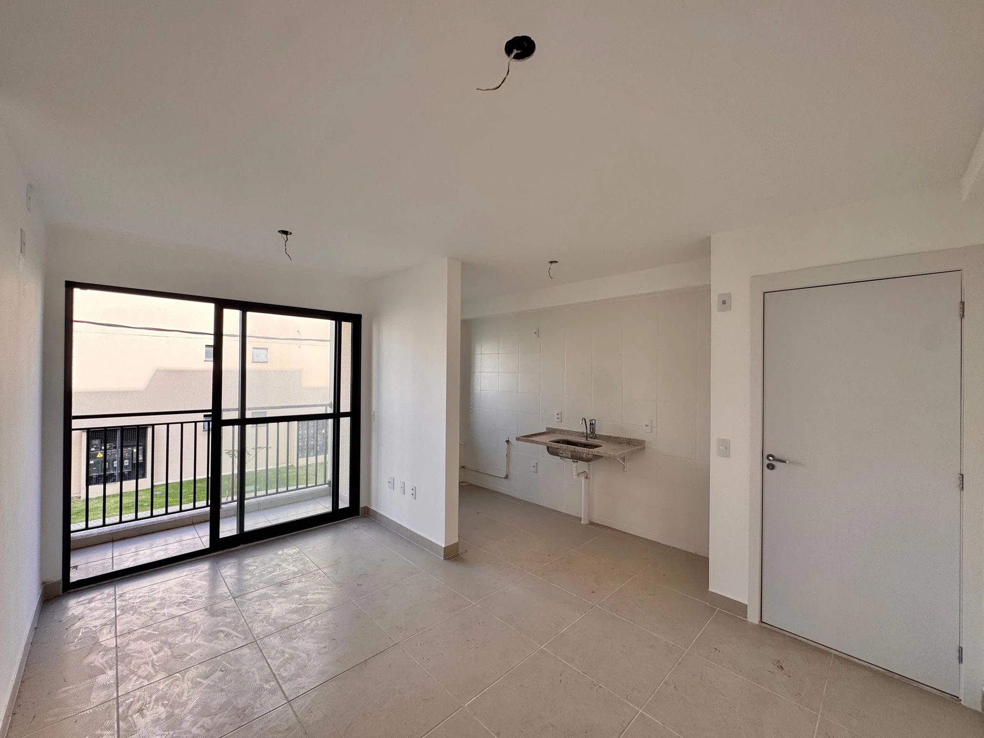Unfurnished 2-bedroom apartment with parking and balcony — photo 16
