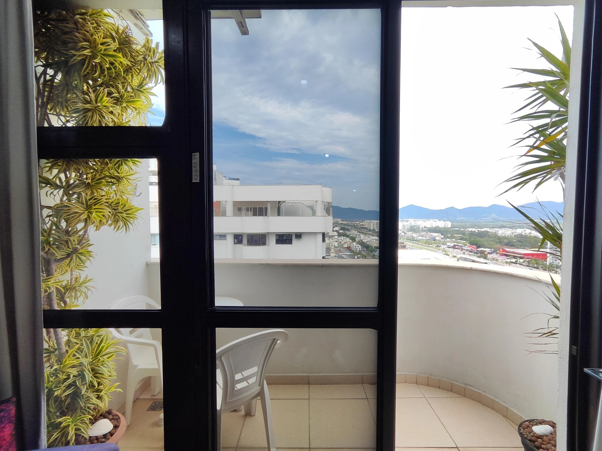 Apartamento mobiliado com 2 quartos em suíte e varanda — photo 4