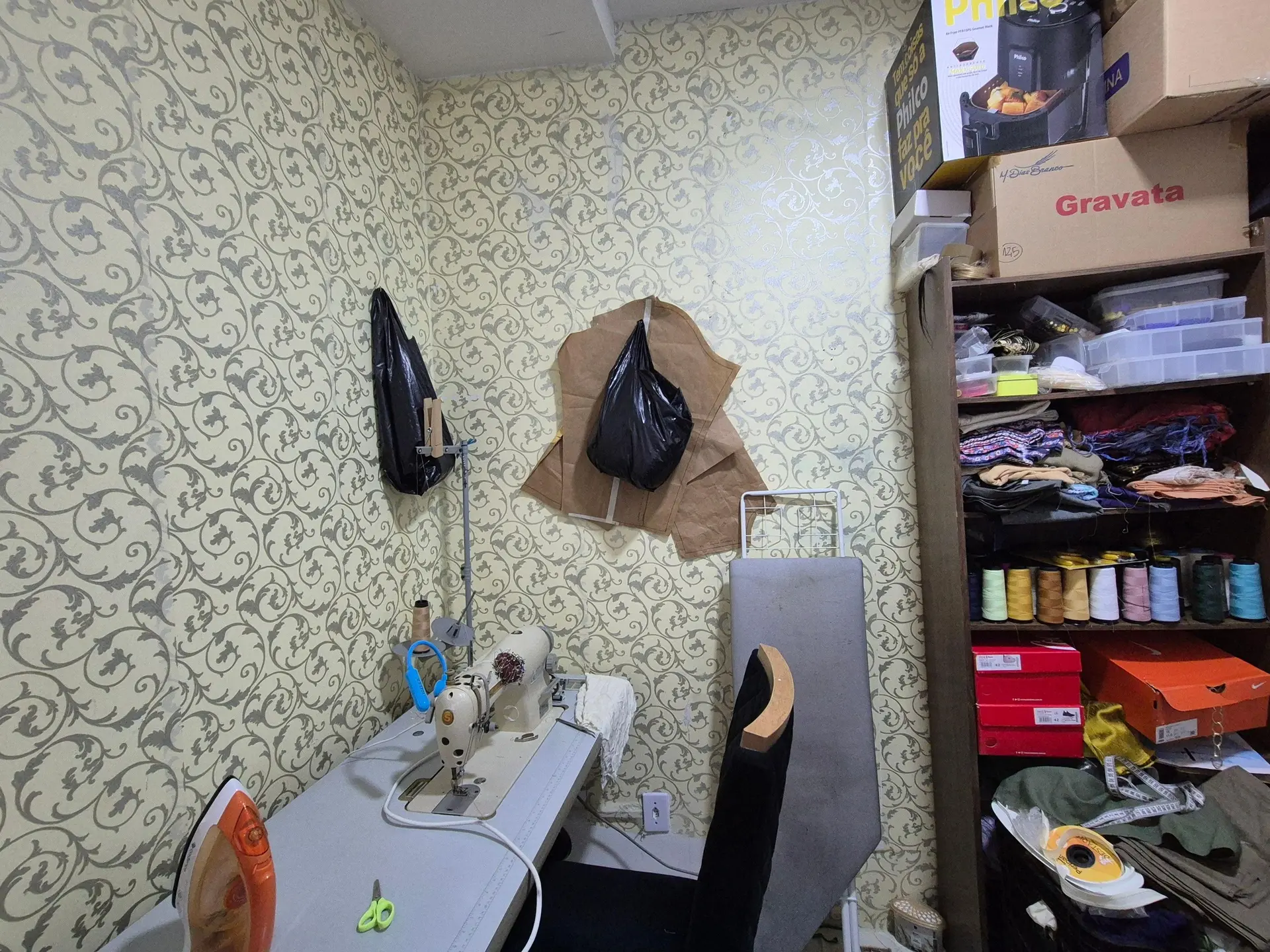 Furnished house with 2 bedrooms, 1 en-suite, no parking — photo 3
