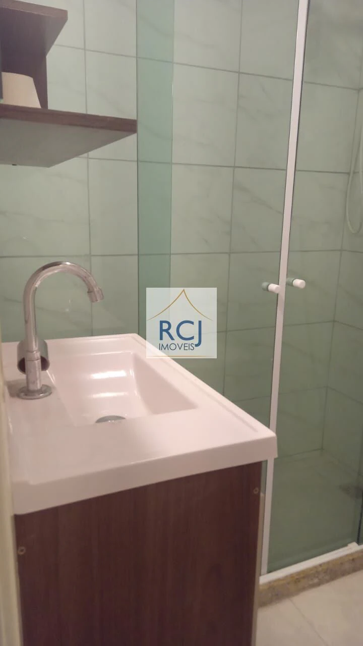 One-bedroom apartment in a building with a pool — photo 4
