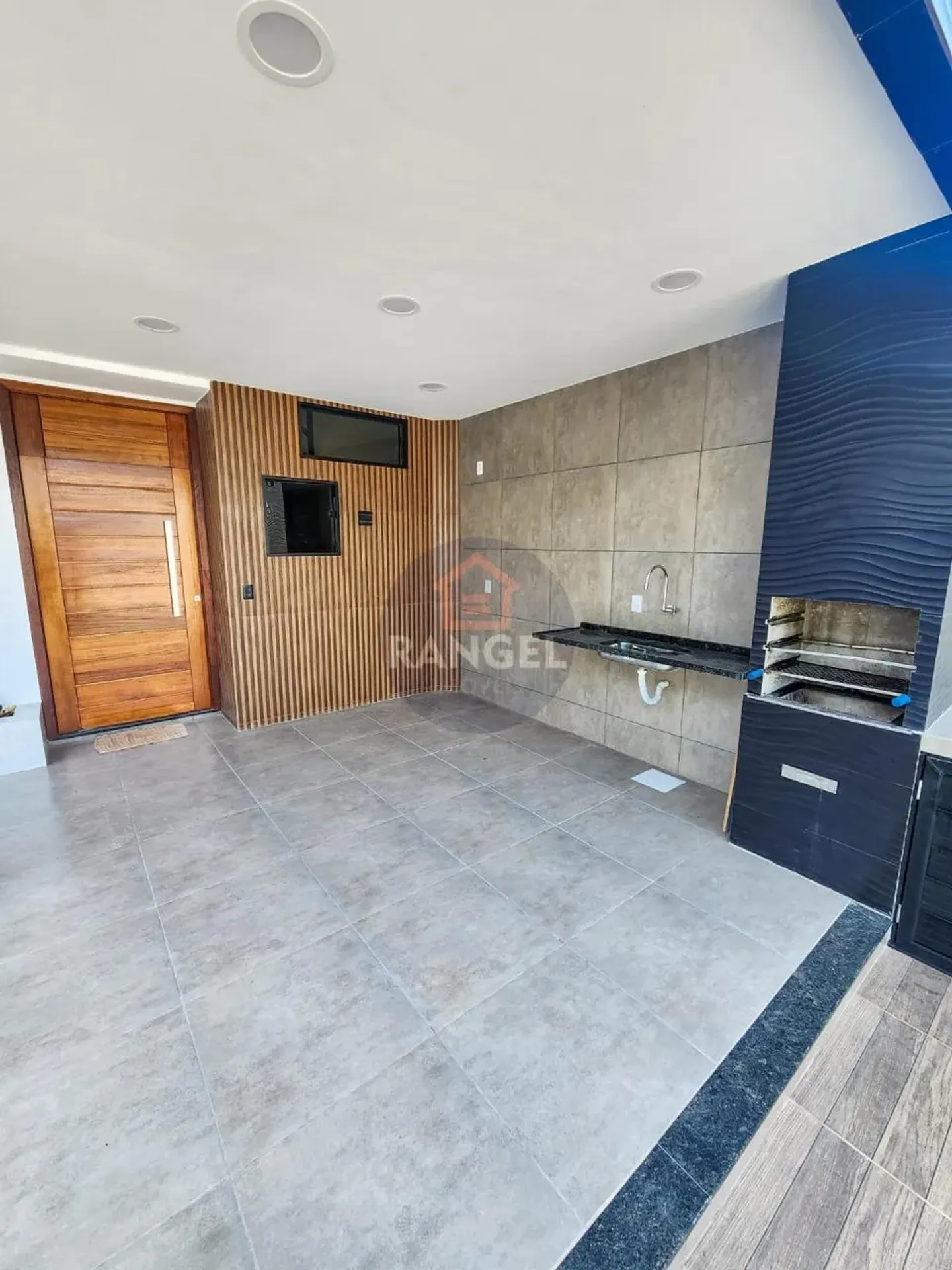 Balcony with a grill in a 3-bedroom house, 200 m² — photo 2