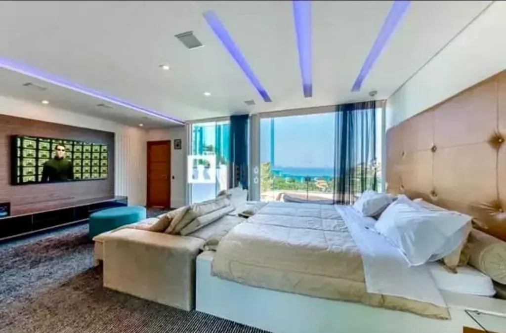 House with 5 bedrooms and open-plan kitchen plus balcony — photo 4