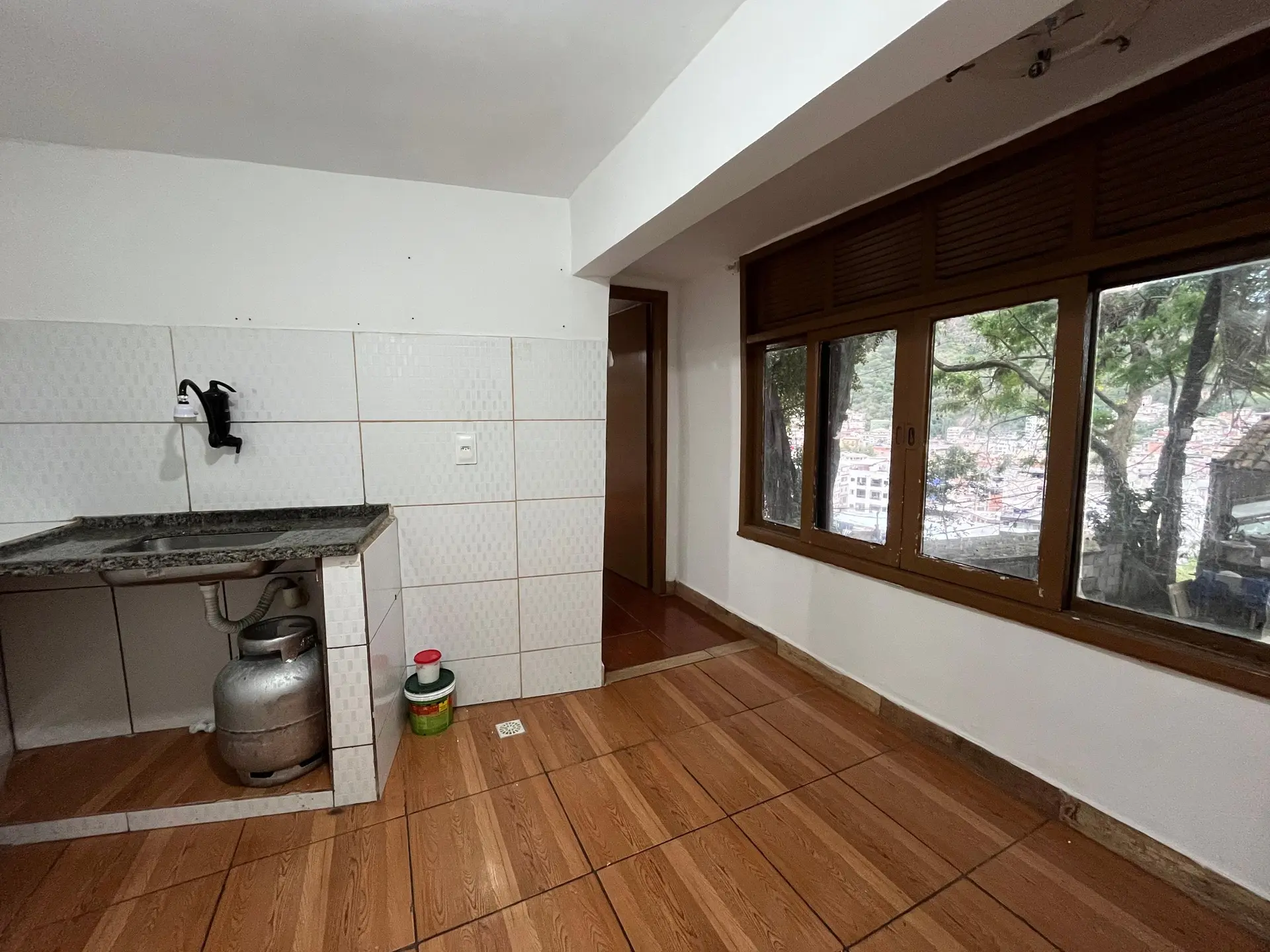 Casa de 1 quarto com cozinha compacta e área de serviço — photo 3