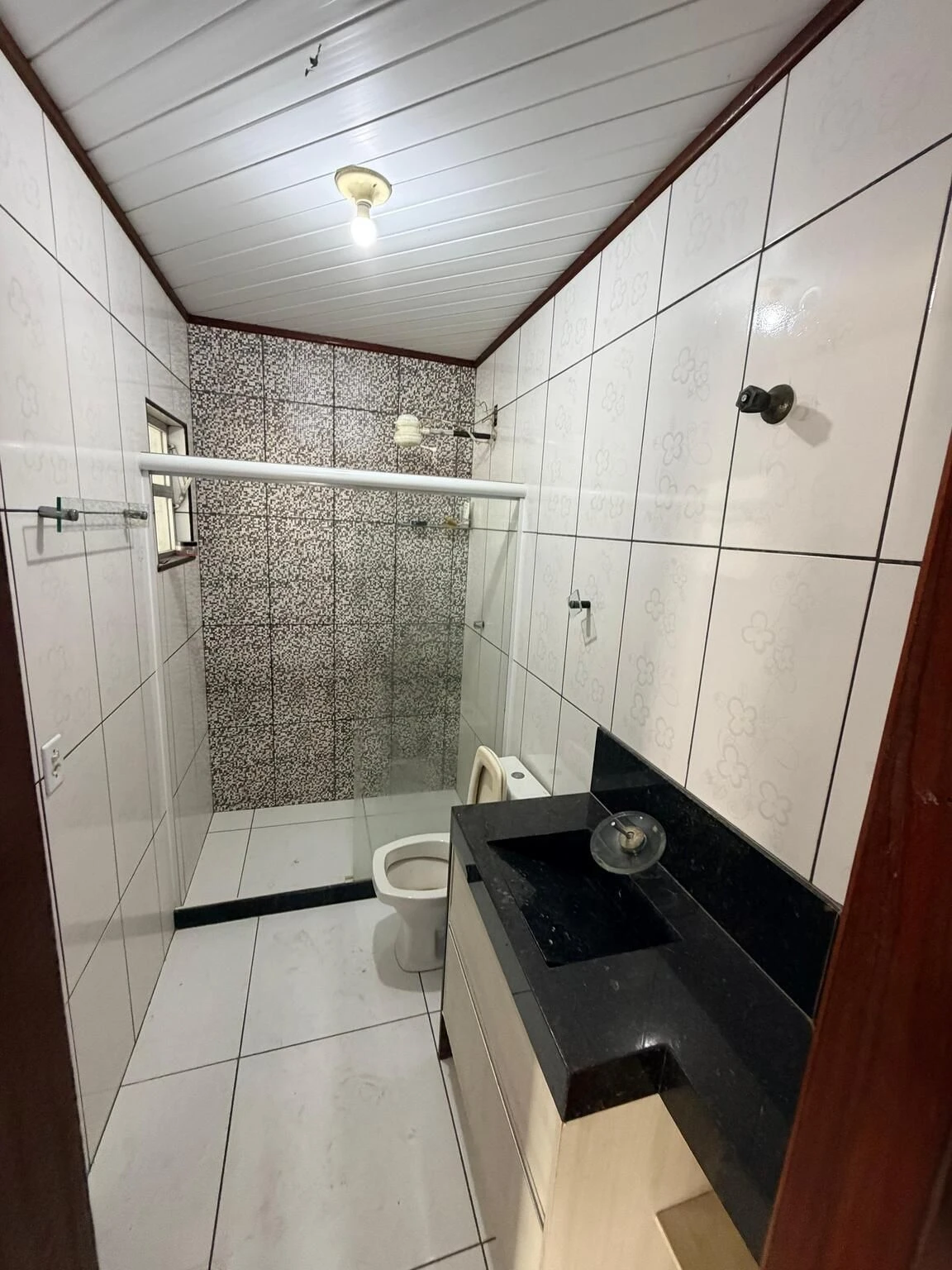 House with 5 bedrooms and 3 bathrooms plus 3 parking spots