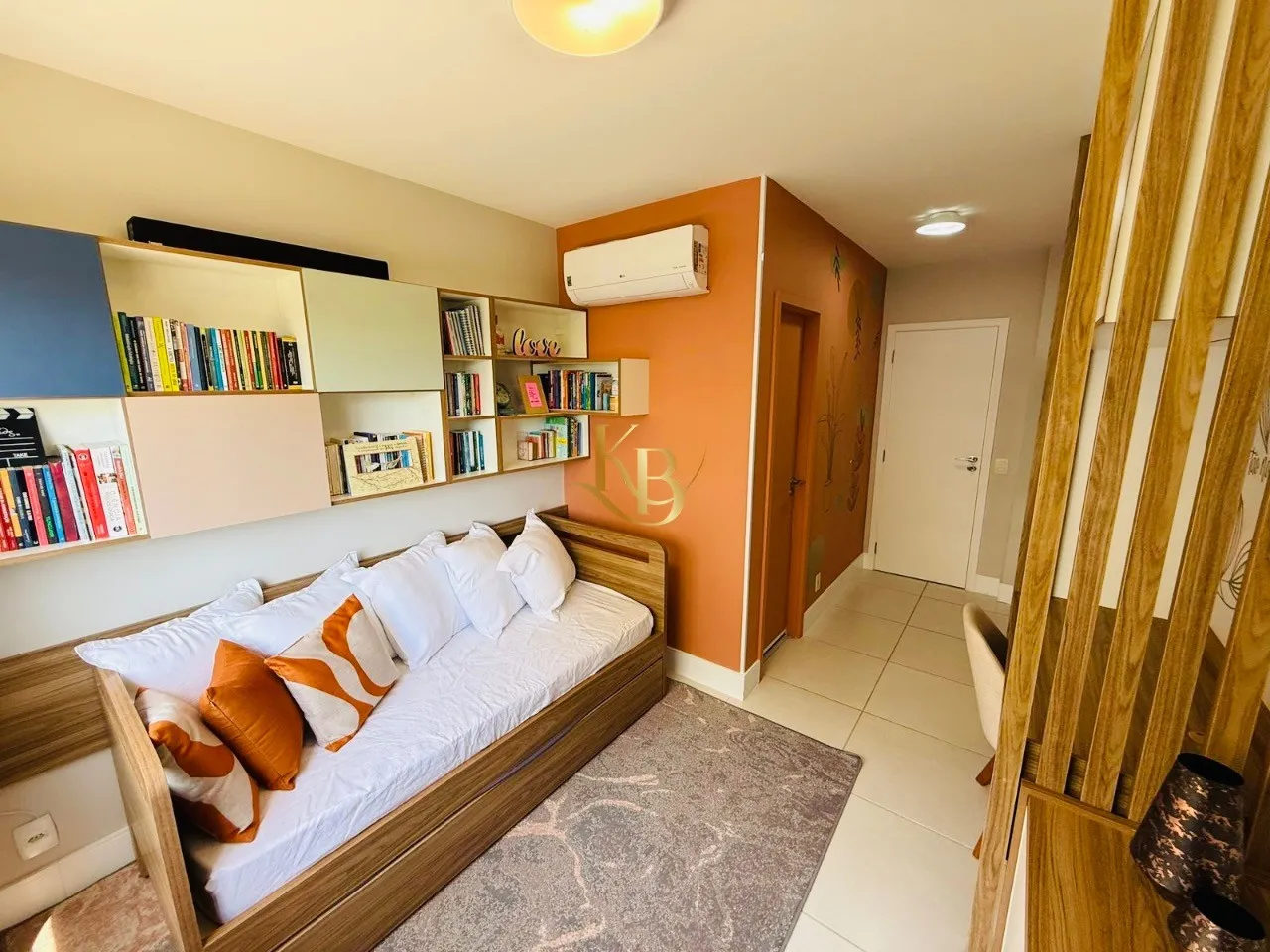 Furnished 4-bedroom apartment with enclosed balcony and grill — photo 5
