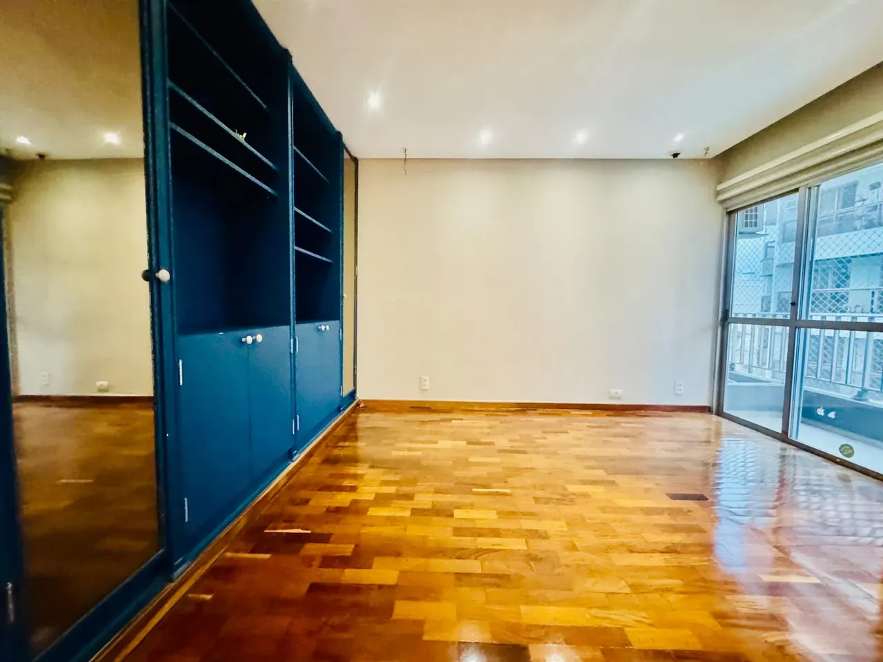 4-bedroom apartment with wood or laminate floors — photo 44