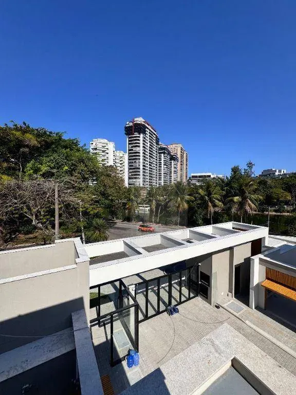 Modern house with 5 en-suite bedrooms and air conditioning — photo 39