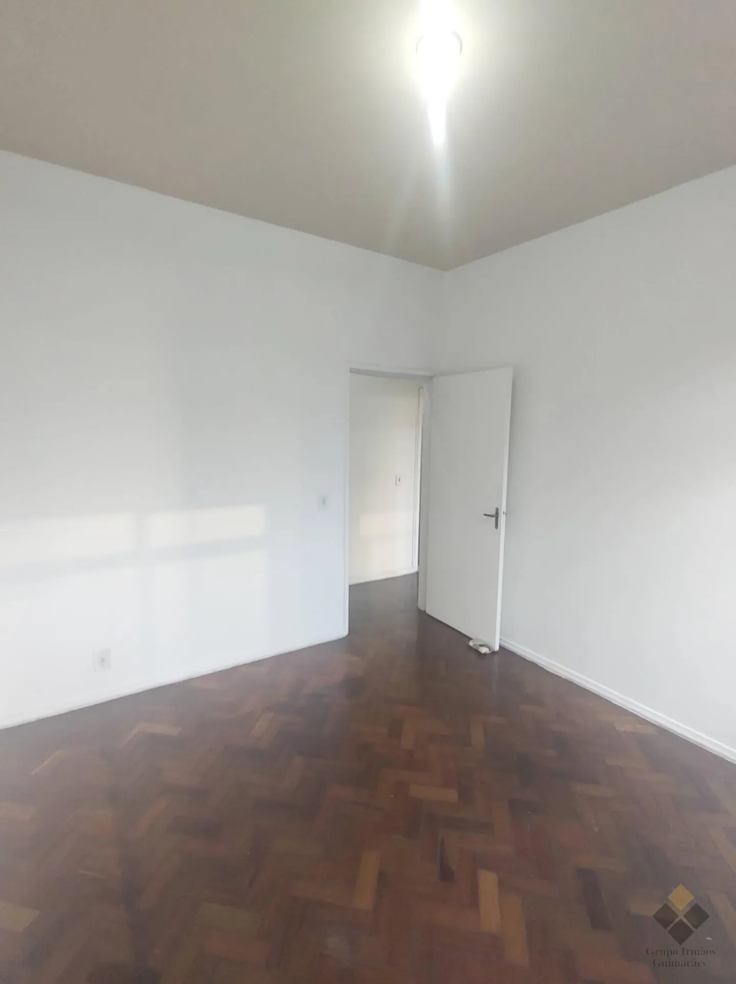 Apartment on the 4th floor with wood or laminate floors — photo 9