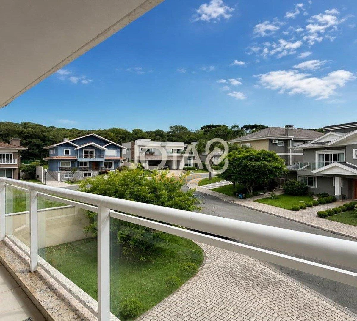 4-bedroom house with a glass-enclosed balcony in Curitiba — photo 8
