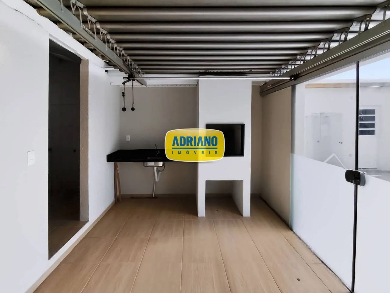 House with 5 bedrooms and a closed-off kitchen — photo 36