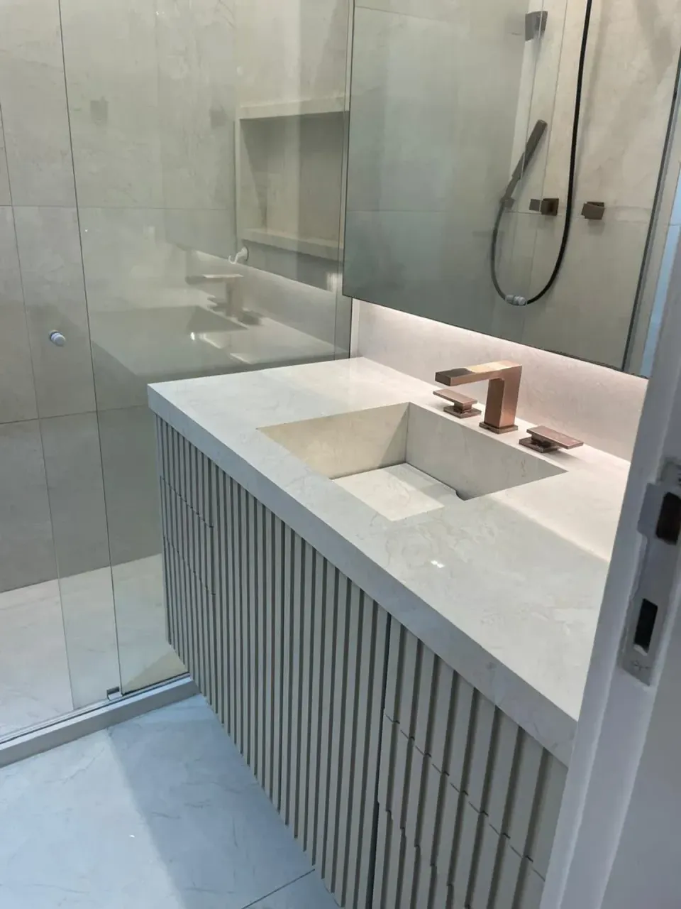 Furnished apartment, 180 m², with a glass-enclosed balcony — photo 16