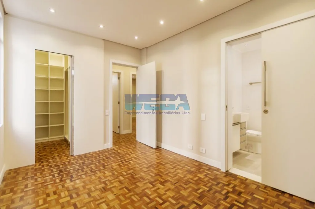 3-bedroom apartment with a walk-in closet — photo 7