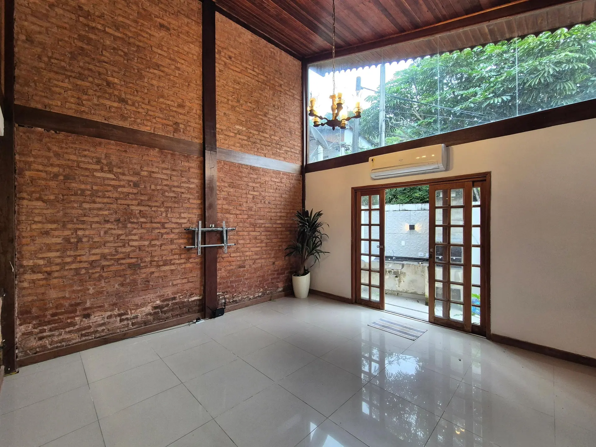 Balcony with a grill in a 3-bedroom house, 150 m² — photo 33