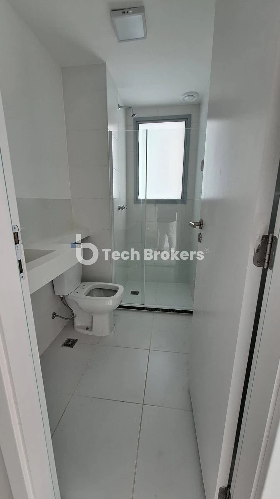 Glass-enclosed balcony in a 3-bedroom apartment, 105 m² — photo 4