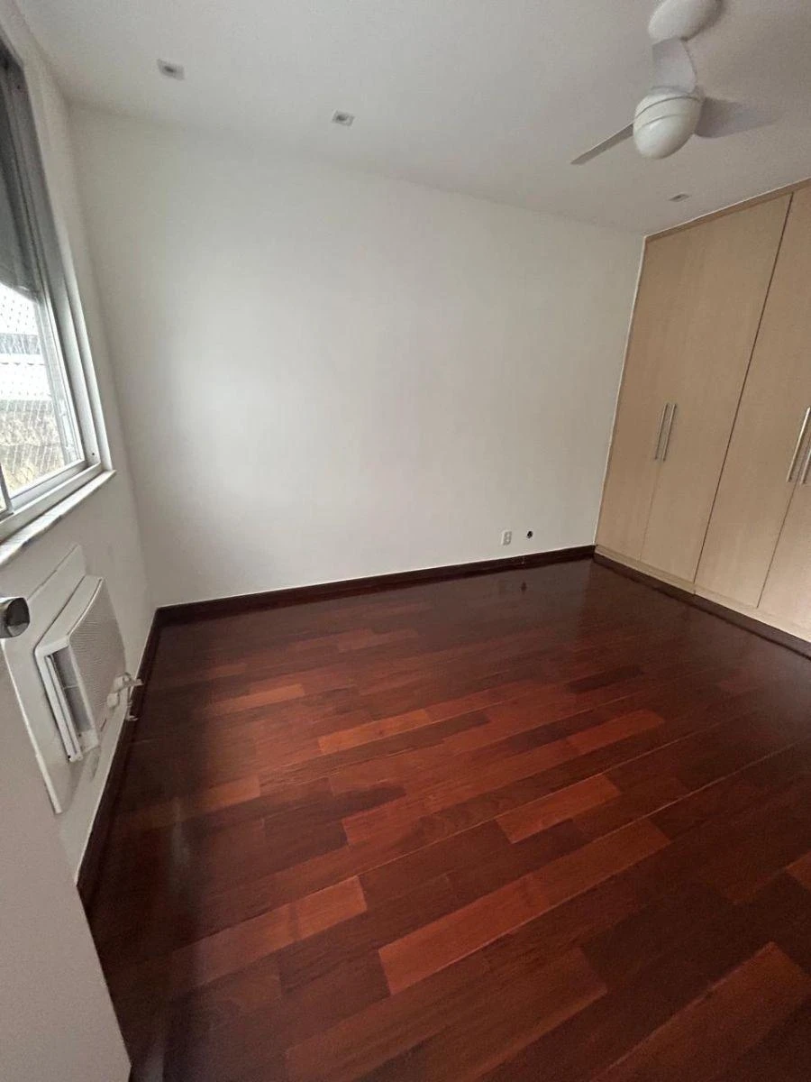 4-bedroom apartment with a walk-in closet — photo 3
