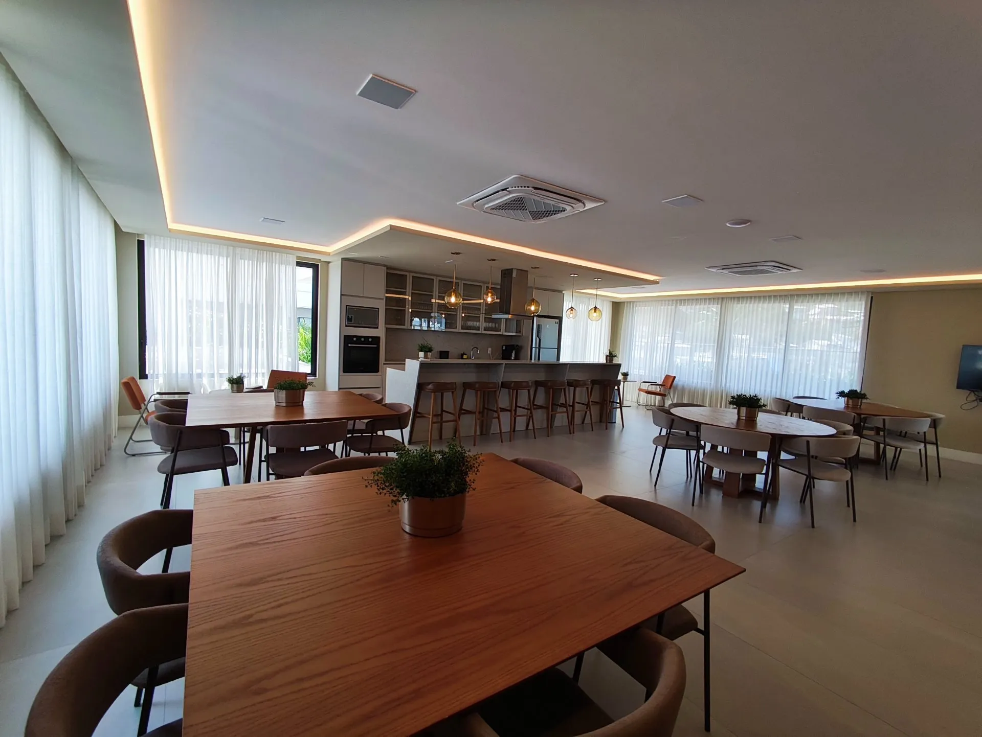One-bedroom apartment in a building with a heated pool — photo 27