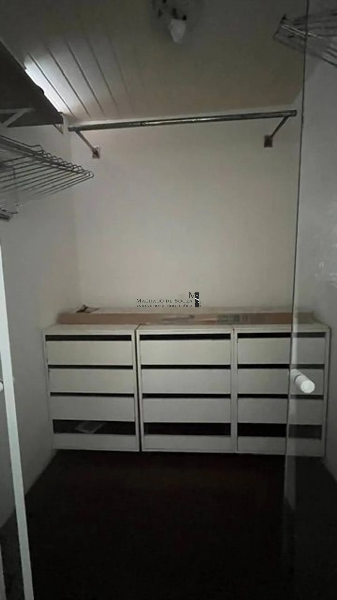 Walk-in closet in a 2-bedroom apartment, 75 m² — photo 11