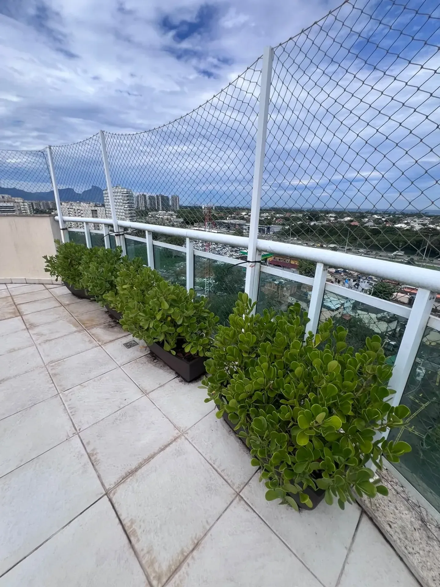 Apartment on the 10th floor with a grill on the balcony — photo 45